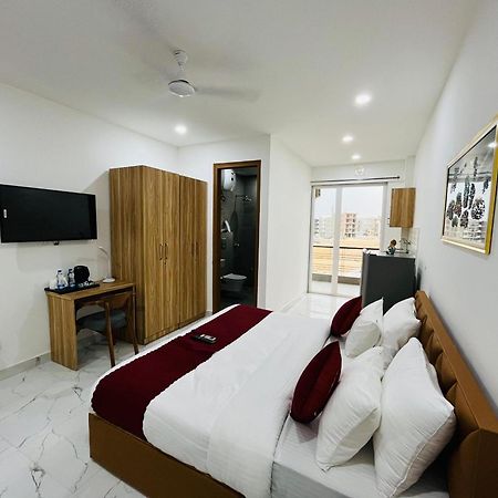 The Lodgers Studio Apartment Infront Of Artemis Hospital Gurugram Gurgaon Exterior photo