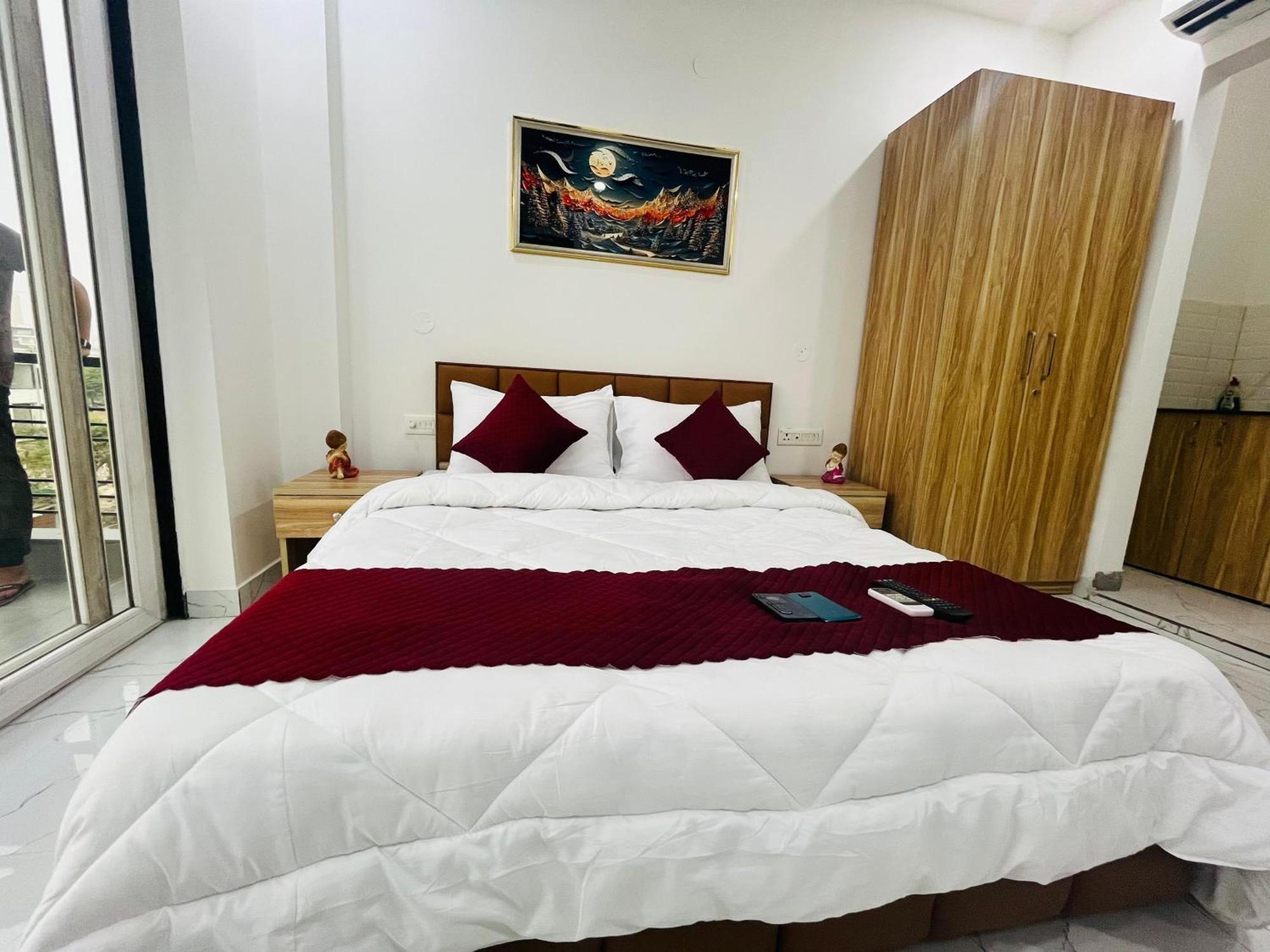 The Lodgers Studio Apartment Infront Of Artemis Hospital Gurugram Gurgaon Exterior photo