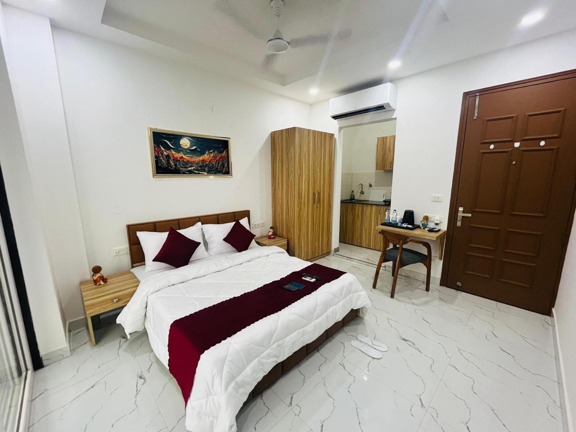 The Lodgers Studio Apartment Infront Of Artemis Hospital Gurugram Gurgaon Exterior photo