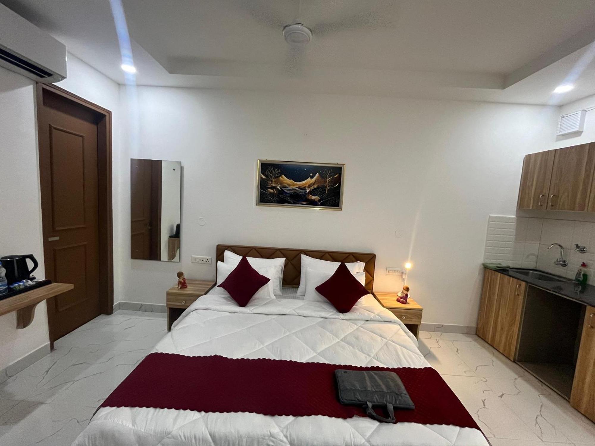 The Lodgers Studio Apartment Infront Of Artemis Hospital Gurugram Gurgaon Exterior photo