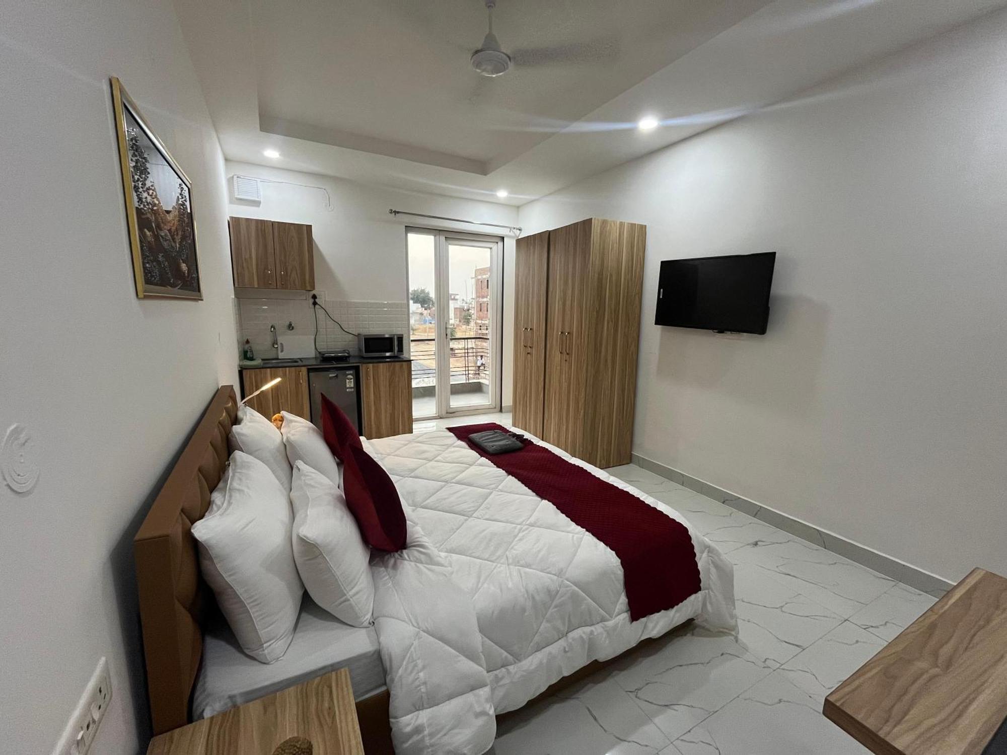 The Lodgers Studio Apartment Infront Of Artemis Hospital Gurugram Gurgaon Exterior photo