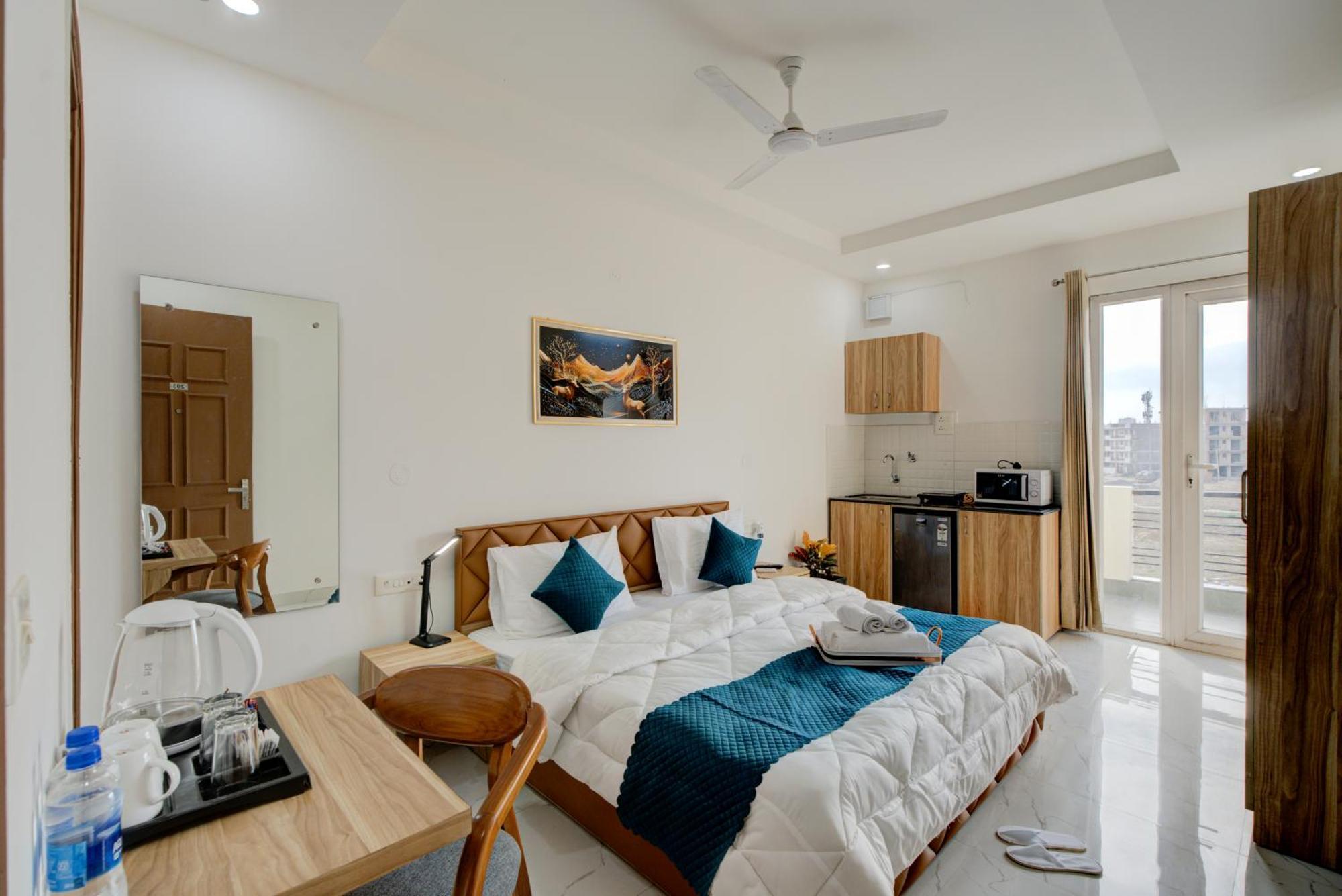 The Lodgers Studio Apartment Infront Of Artemis Hospital Gurugram Gurgaon Exterior photo