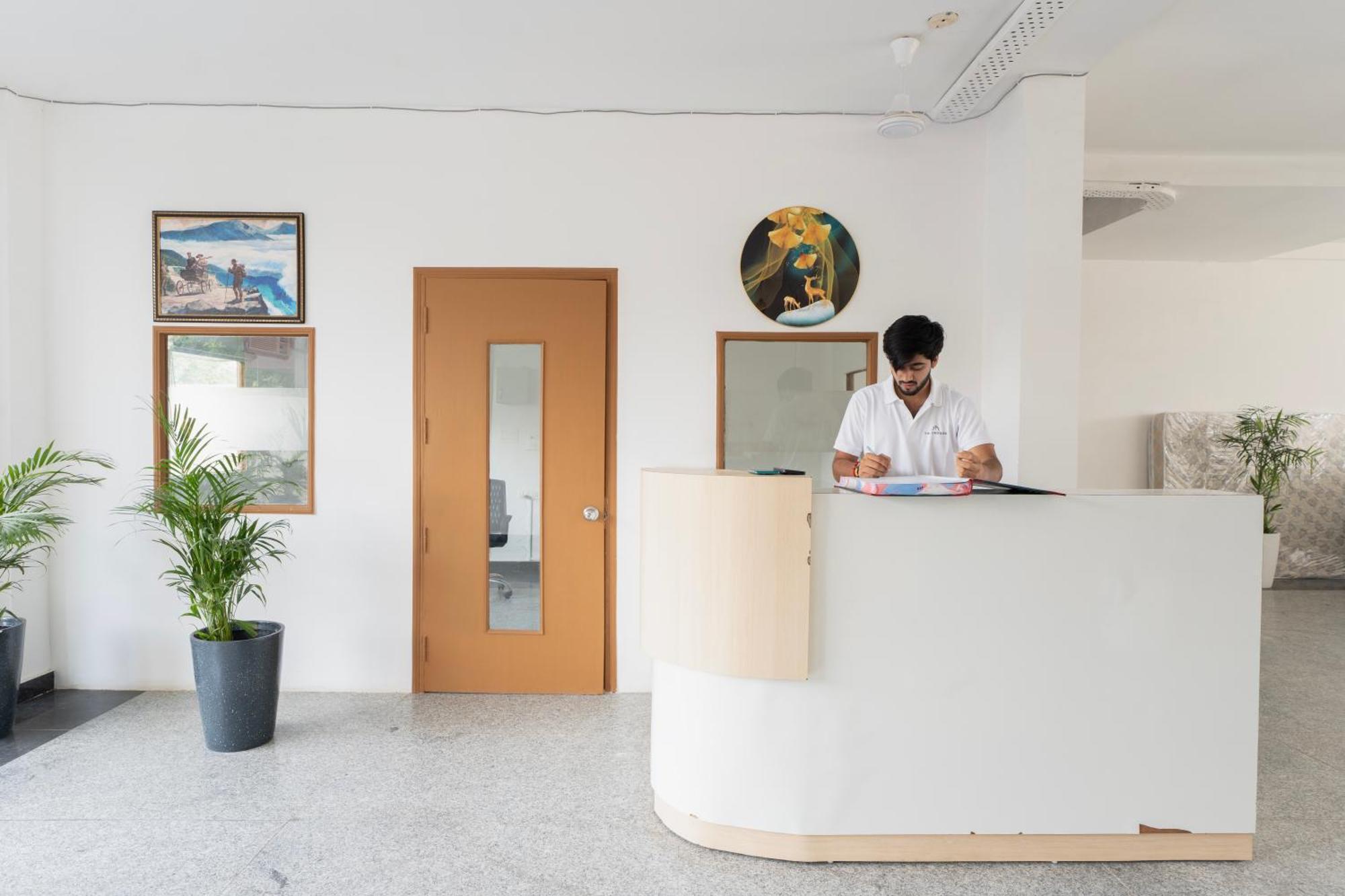 The Lodgers Studio Apartment Infront Of Artemis Hospital Gurugram Gurgaon Exterior photo